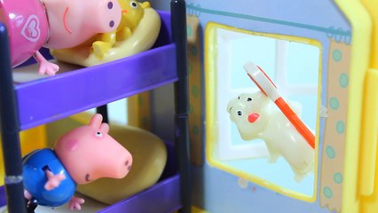Свинка Пеппа Джордж и ЛИЗУН защищают дом от приведения. Peppa Pig