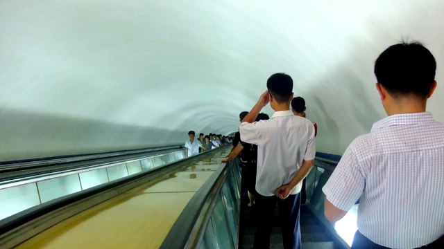 Les escalators bien glauques du métro en corée du nord durent 4min !