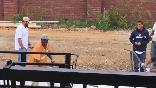 Il met le son à fond et danse devant des ouvriers hilares