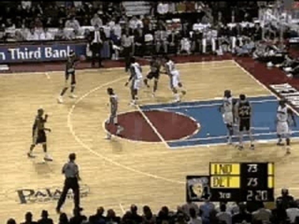 NBA Ben Wallace Blocks Artest
