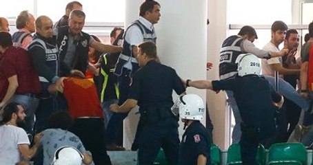 Göztepeli Taraftarlar, Beşiktaşlı Hentbolcuya Saldırmak İçin Sahaya Girdi