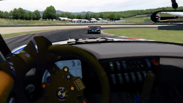 Il joue à un jeu de voiture en réalité virtuelle avec un Oculus Rift