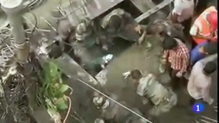 El derrumbe de un puente causa una tragedia en Calcuta
