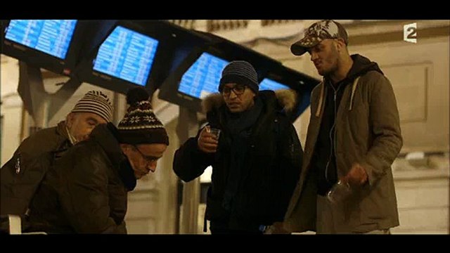 Plusieurs SDF dans Les Français : Le gouvernement français aide les nouveaux immigrés. Nous on est français, on a rie