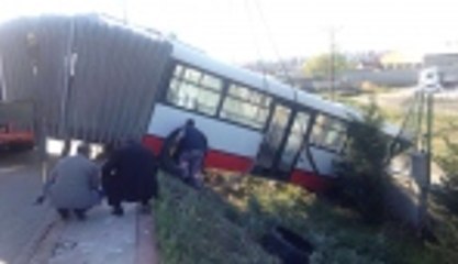 Körüklü otobüs korkulukta kaldı