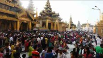 Los birmanos acuden a las pagodas para celebrar su Año Nuevo
