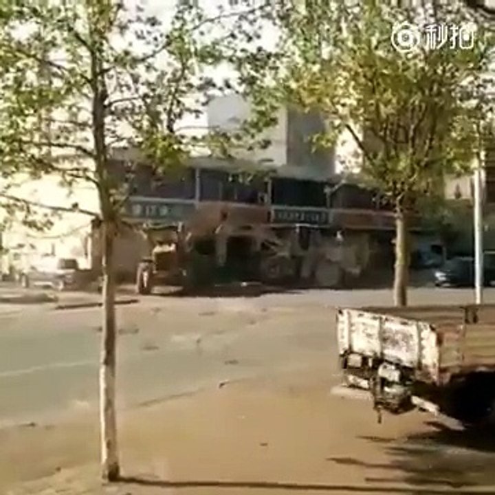 Combat improbable avec des pelleteuses - Ouvriers fous!