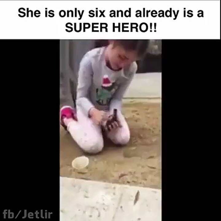 Une fillette courageuse sauve des petits canards coincés