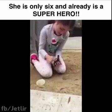 Une fillette courageuse sauve des petits canards coincés