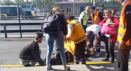 Bayılan kadın metrobüs yoluna düştü