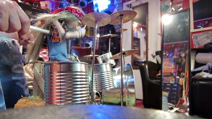 Une marionnette joue de la batterie