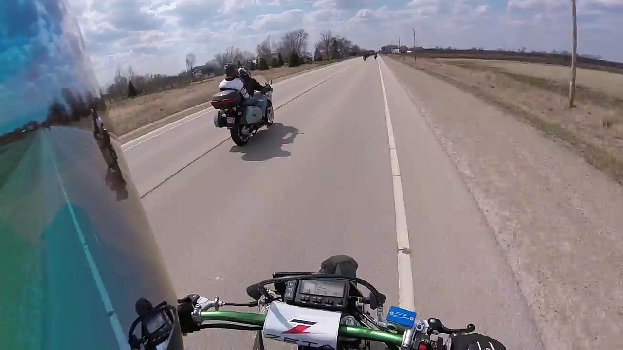 Un chien traverse la route et provoque un accident spectaculaire