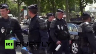Protestation contre Uber à Paris: les chauffeurs de taxi se font gazer