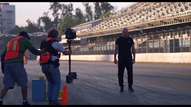 Saut en arrière de fou par dessus une Formule 1 Electrique ! Gros Backlfip en Formule E