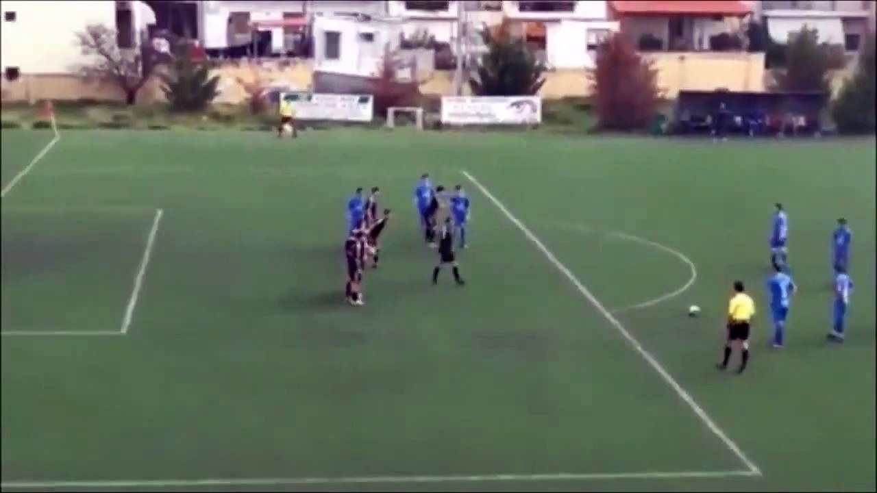 Un attaquant se fait frapper tacler et poursuivre par le gardien adverse en plein match de football
