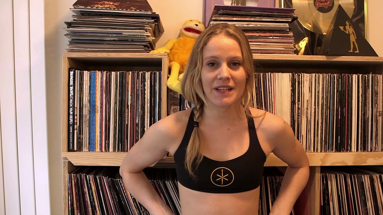 Clothilde, prof de yoga à Paris, sur le tournage de Breakbot
