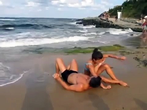 GUARDATE COSA FA QUESTA COPPIA SULLA SPIAGGIA