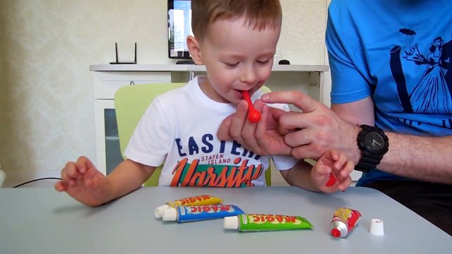 Надуваем пластиковые пузыри _ Пузыри из тюбика _ Fun with Slimy Bubbles Toys