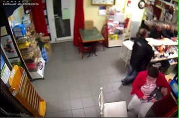 Aidée par un client, la patronne d'un bar met un braqueur en fuite