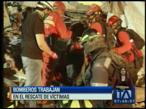rescatan a tres personas que estuvieron atrapadas bajo los escombros por 32 horas