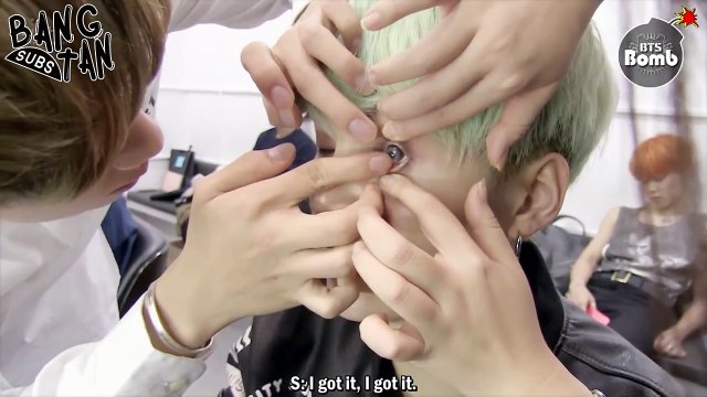 [ENG] 150220 BOMB: SUGA is trying to wear contact lenses.
