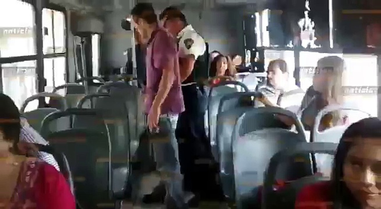 Detienen a exhibicionista en camión de pasajeros