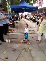 Niño enfadado defiende a sus abuelos