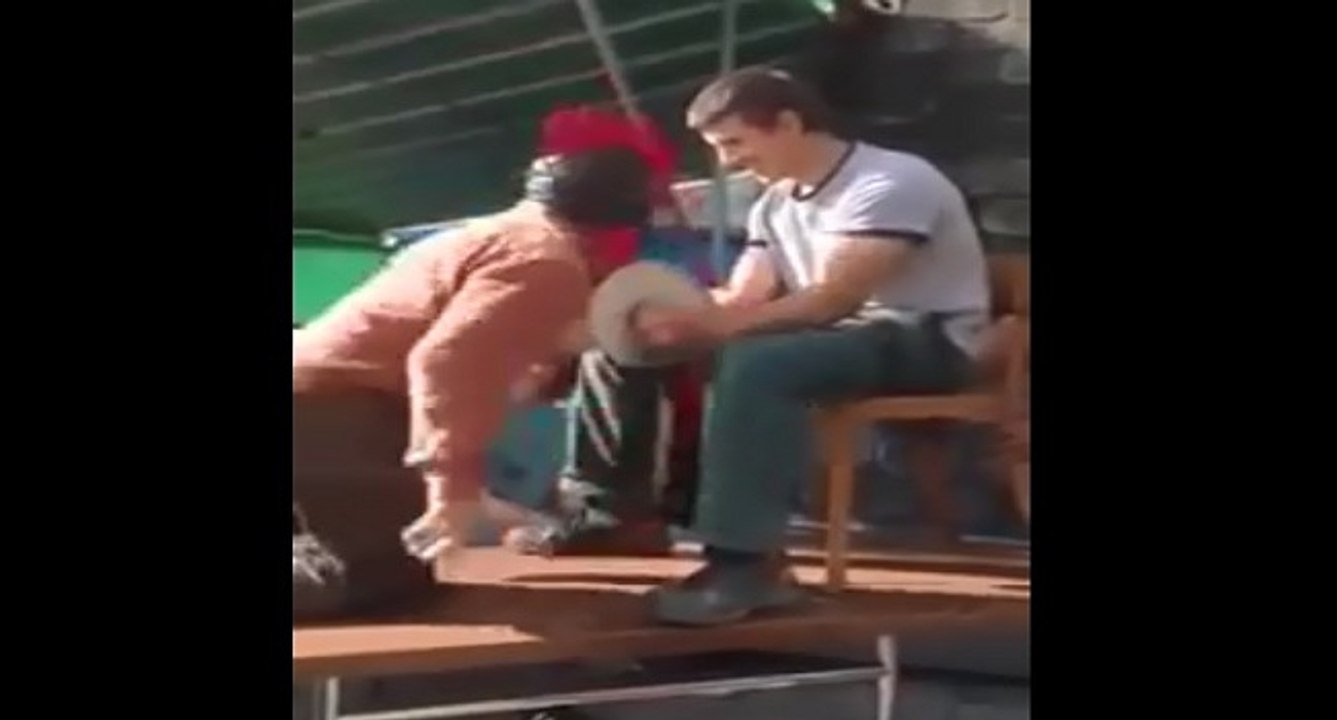 Le jeu de la poule qui fait un carton en Russie