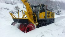 La fraiseuse à neige en action sur la route des Crêtes