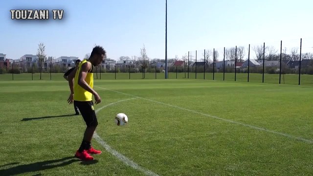 Duel entre Aubameyang et un freestyler !