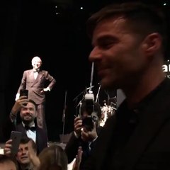 Mujer pagó 90 mil dólares para besar a Ricky Martin
