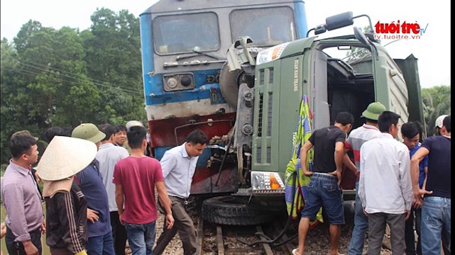 Giải cứu đường tàu khi xe tải bị tàu hoả đâm mắc kẹt trên cầu