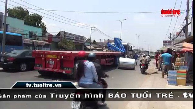 Thắng gắp, xe đầu kéo làm rơi cuộn tôn nặng gần chục tấn