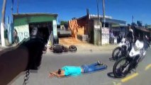 Polícia brasileira em perseguições alucinantes de mota a criminosos em fuga