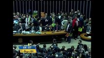 Votação do impeachment foi marcada por confusão e bate-boca