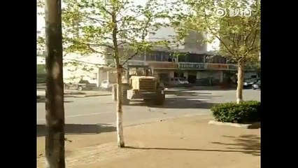 Trabalhadores perdem a cabeça e começam a lutar com 6 escavadoras em plena rua