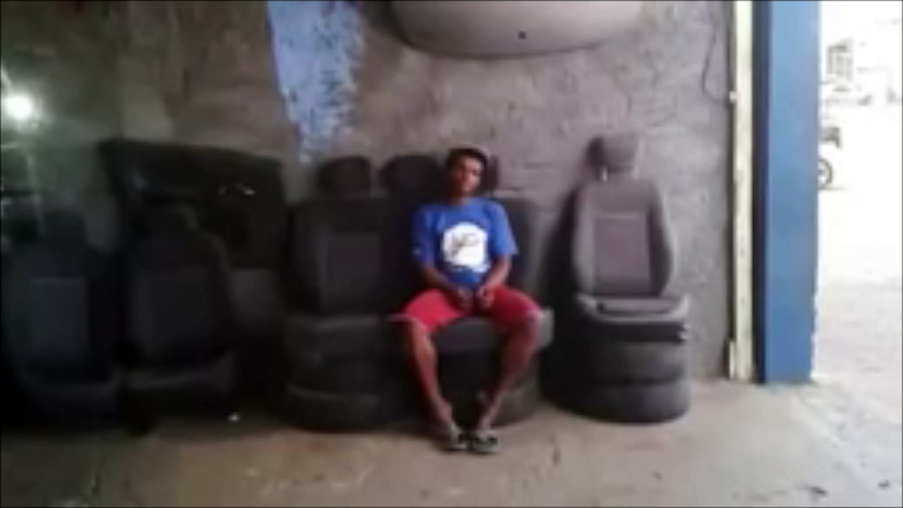 Un homme s'assied dans un fauteuil et attend que l'airbag explose