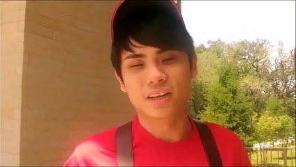 Repórter em direto salta para a água para ajudar homem