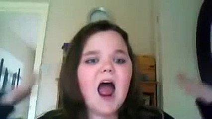 Ragazzina che non riesce a cantare e impazzisce!