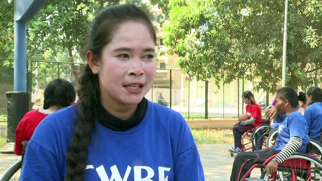 لاعبات كرة السلة على الكراسي المتحركة يتحدين الإعاقة في كمبوديا