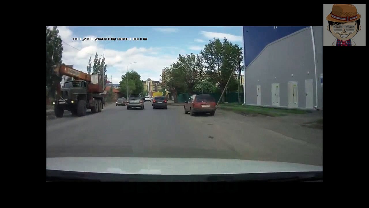 falling tree on the road in Tyumen  падение дерева на дорогу в Тюмени