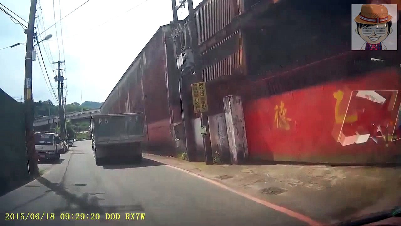 Girl on a scooter decided to ram the car Девушка на скутере решила протаранить автомобиль