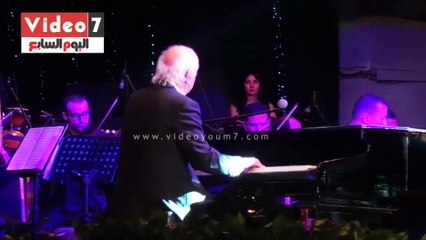 عمر خيرت يبدأ حفله بجامعة القاهرة بمقطوعة موسيقية جديدة