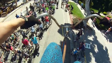 Conduire un vélo géant de 4 mètres de haut