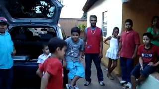Guilherme dancando hiphop no Concurso de danca