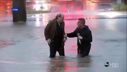 Reportero salva a un hombre de morir ahogado