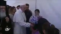 فيديو .. طفلة سورية تقبل قدمي البابا فرنسيس وتثير جدلا واسعا على مواقع التواصل الاجتماعي