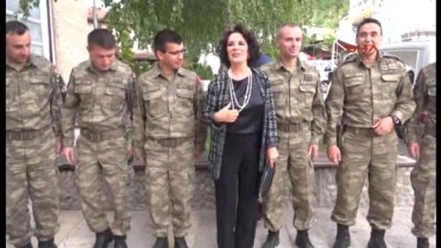 Hülya Koçyiğit, Kosova'da Görevli Türk Askeriyle Biraraya Geldi -1