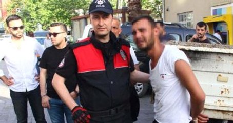 Manisa'da 12 Yaşındaki Kız Çocuğunu Kandırmaya Çalışan Adama Meydan Dayağı