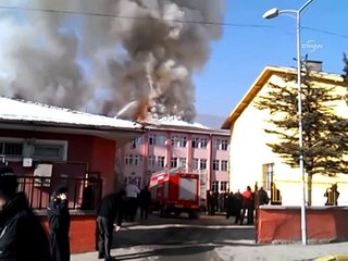 Okuldaki yangının zamanında fark edilmesi faciayı önledi